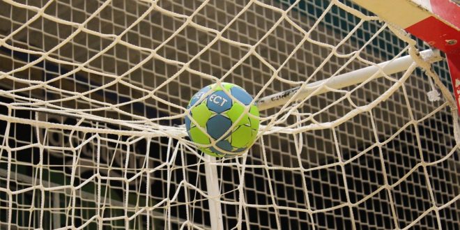 Handball auf Tor